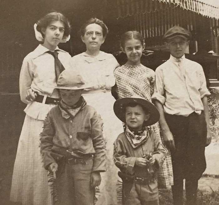Marie, Mary (mother), Elsie, Albert G. Front row:  Edward, William F.